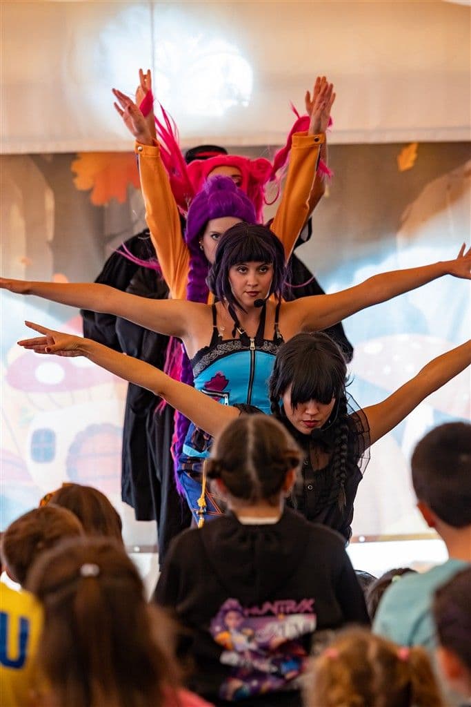Coreografia Huntrix con le braccia aperte